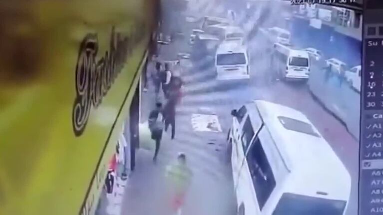 Tremenda explosión de una calle en Sudáfrica