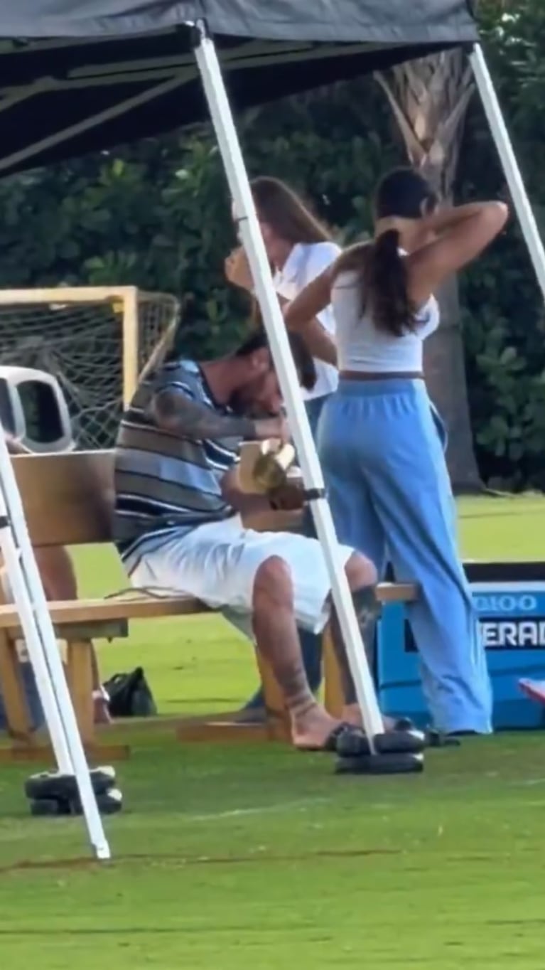 Un Messi descalzo, tomando mates en familia y viendo fútbol