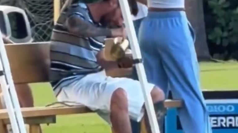 Un Messi descalzo y tomando mates en familia