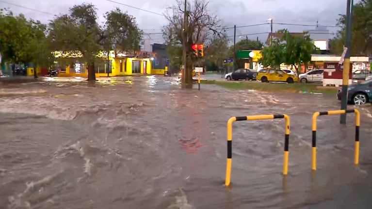 Diluvio y complicaciones en la ciudad de Córdoba en medio de un alerta