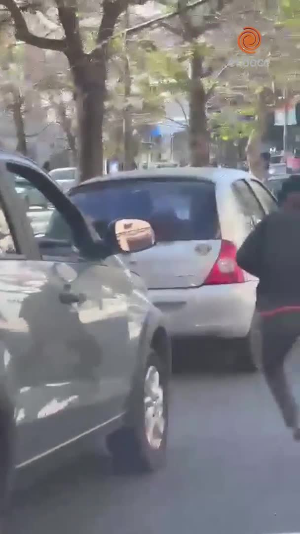 Reventaron un vidrio y robaron un bolso