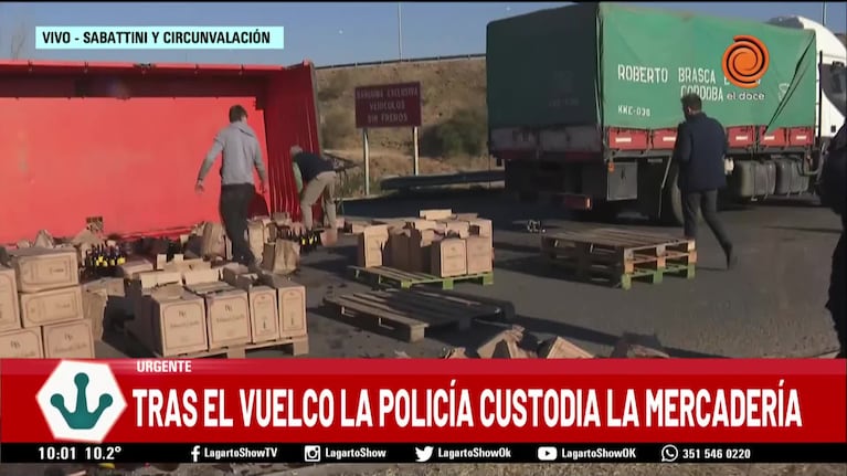 Córdoba: volcó un camión que llevaba vino