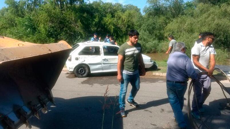 Murió una chica en un auto que cayó al río