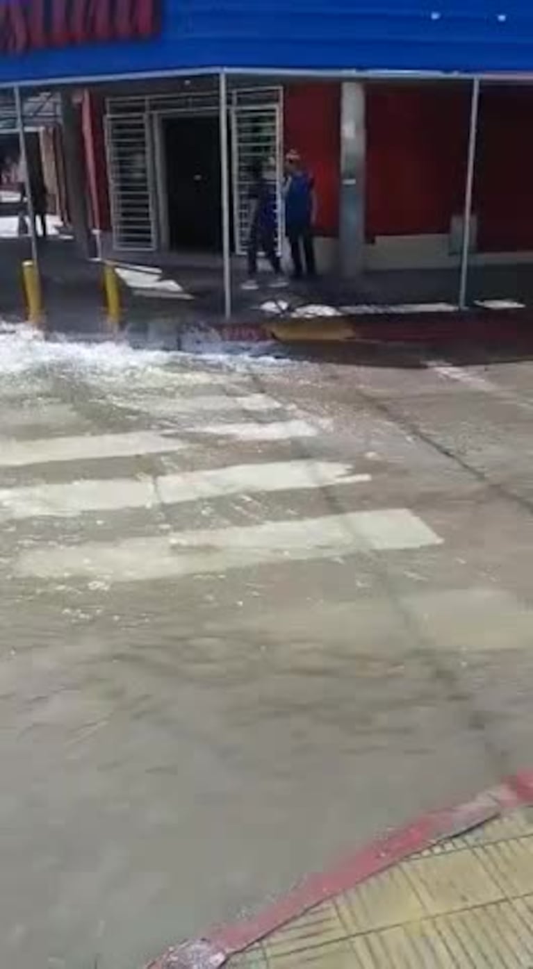 Se rompió un caño de agua en barrio Yapeyú