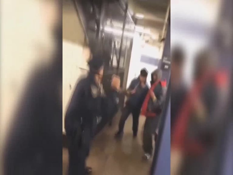 Policía enfrentó a borrachos para defender a una mujer