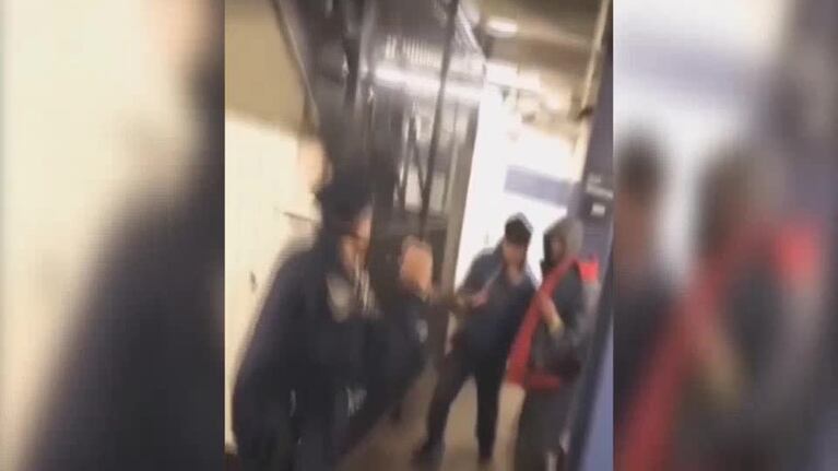 Policía enfrentó a borrachos para defender a una mujer