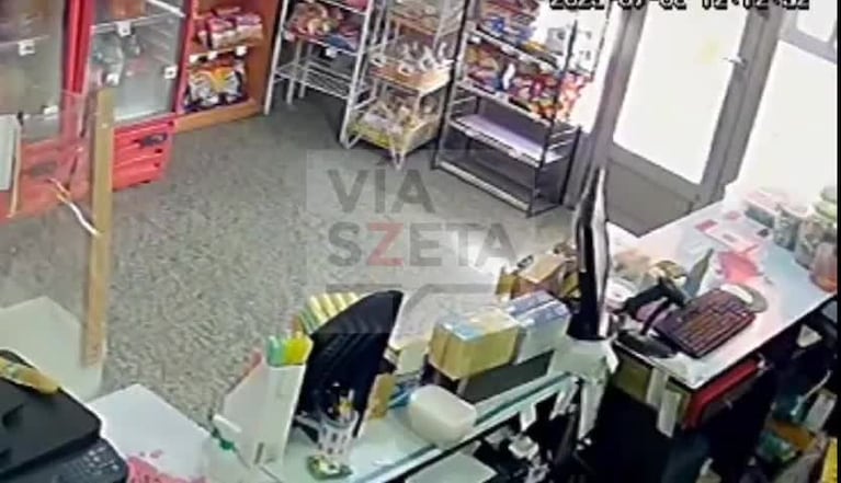 Echó a un ladrón de su kiosco a palazos