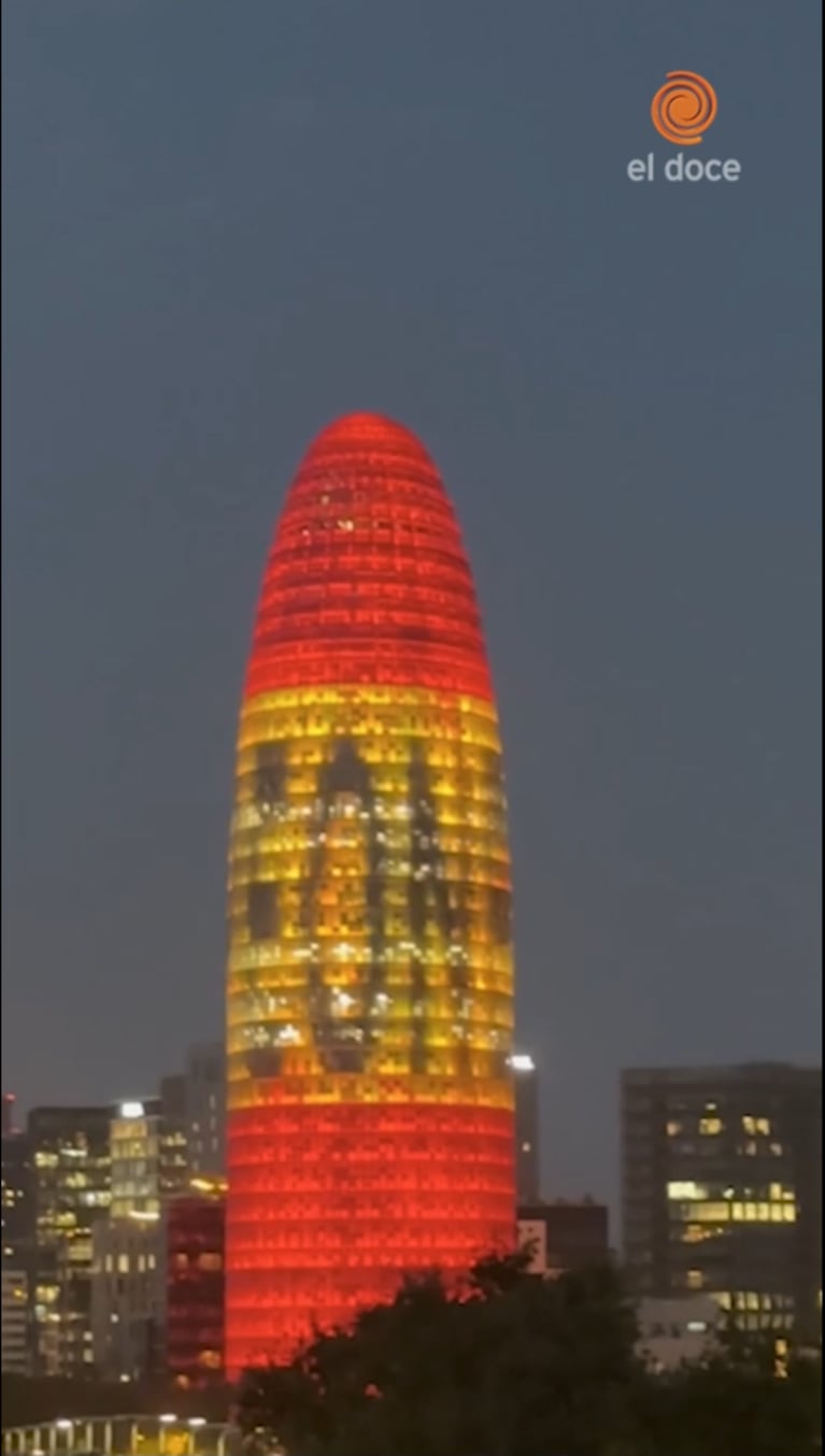 España mostró una torre con el texto “Campeones”
