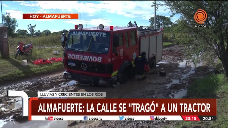 Almafuerte: evacuados, familias aisladas y un tractor "tragado" por la tierra