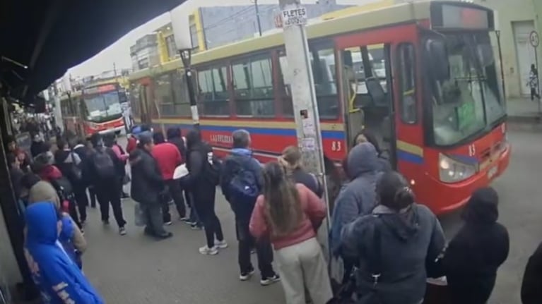 Colectivero dio marcha atrás, atropelló a una mujer y la mató
