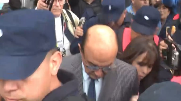 Serio y sin dar declaraciones: así salió Oscar González de Tribunales tras la condena a 3 años de prisión condicional