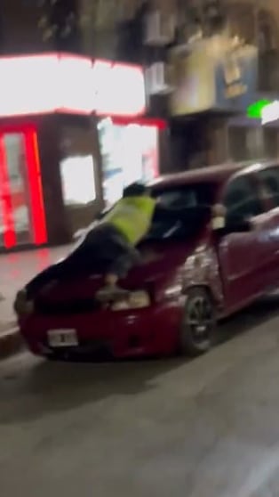 Arrastró cinco cuadras a un inspector en Nueva Córdoba
