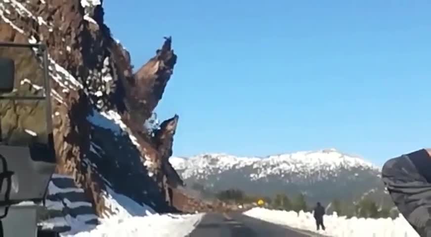 Impactante derrumbe de montaña 