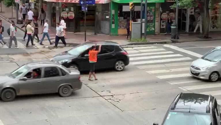 Una naranjita dirigió el tránsito en pleno centro