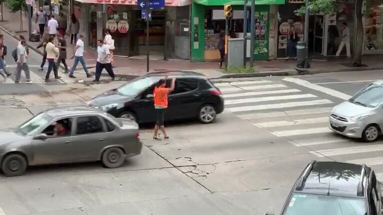 Una naranjita dirigió el tránsito en pleno centro