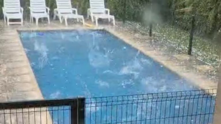 Video: fuerte granizada y lluvia sorpresiva golpearon barrios del norte de Córdoba