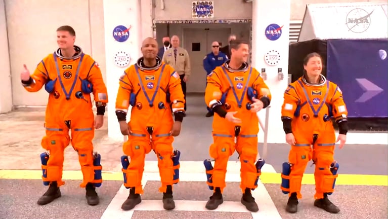 El saludo de los astronautas antes del despegue del Artemis II