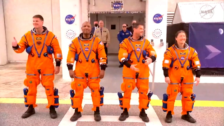 El saludo de los astronautas antes del despegue del Artemis II