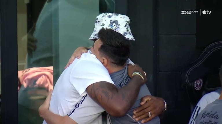 El abrazo entre Messi y LeBron James