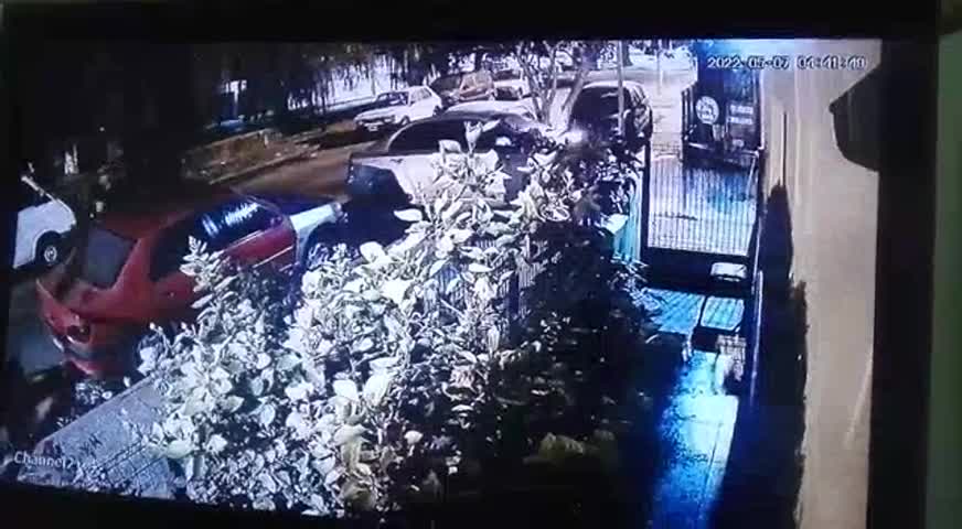 Quiso prender fuego un auto en barrio Los Olmos