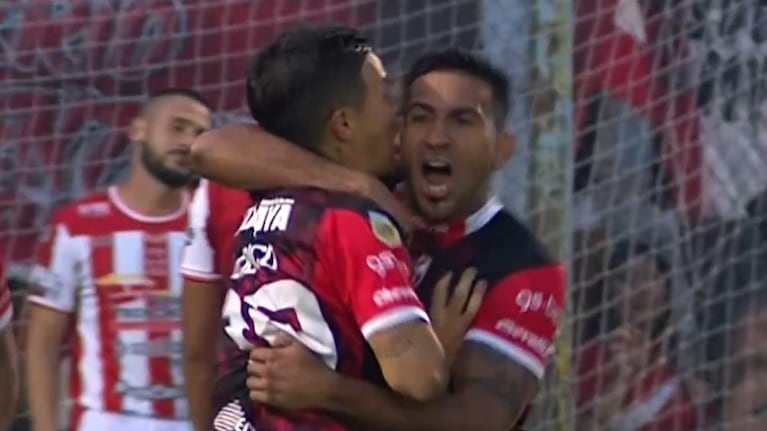 El golazo de Bay para el 1 a 0 de Instituto ante Talleres de Escalada
