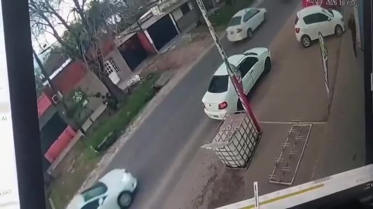Video: una bebé salió despedida tras un violento choque con un camión municipal