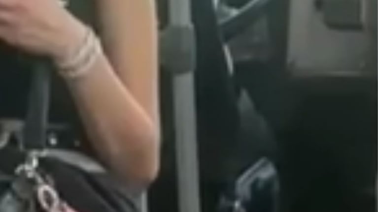Filmaron a un colectivero hablando por celular mientras manejaba