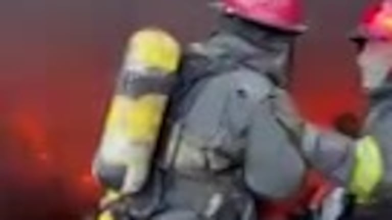 Así fue el voraz incendio que afectó a un depósito de Córdoba