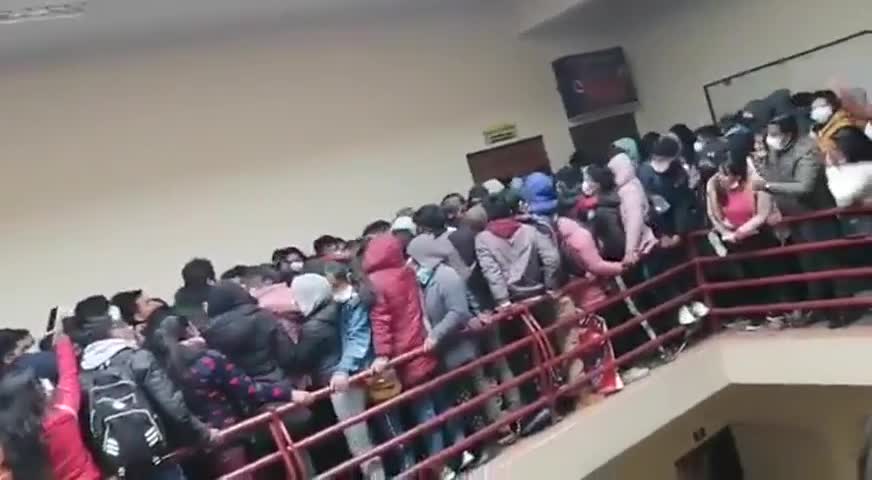 Siete estudiantes murieron al caer de un cuarto piso