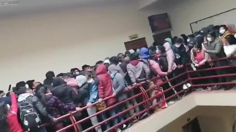 Siete estudiantes murieron al caer de un cuarto piso