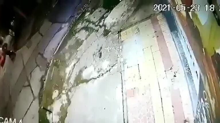 El momento cuando el subcomisario dispara contra dos motochoros