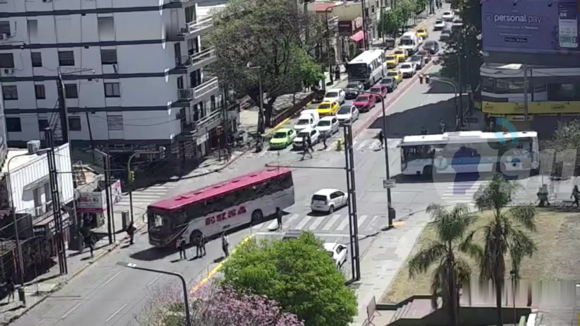 Un colectivo atropelló a una policía que cruzaba la calle