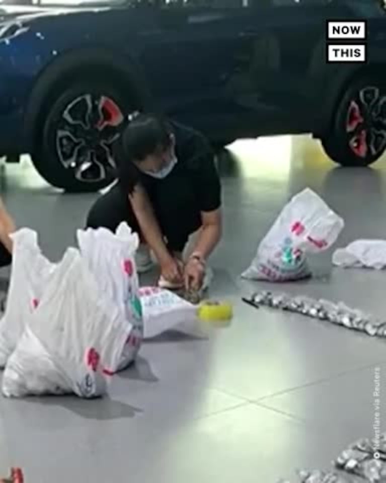 Un hombre compró un auto con miles de monedas
