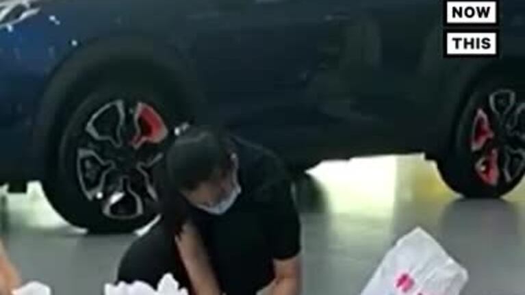 Un hombre compró un auto con miles de monedas
