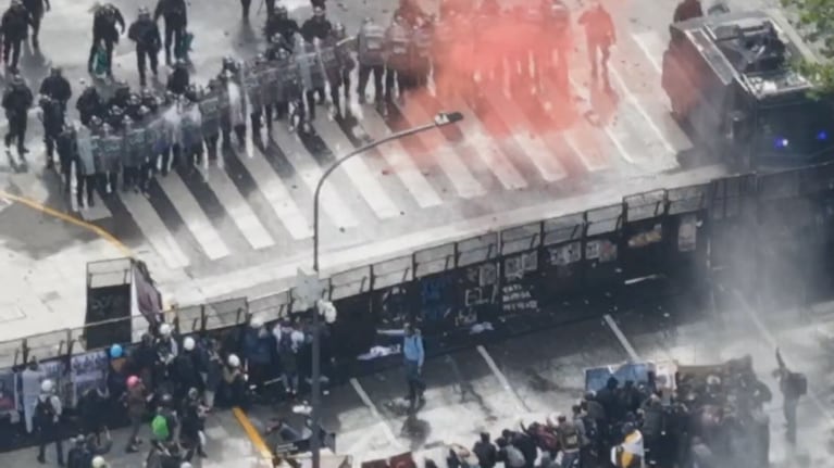 Incidentes, corridas, gases lacrimógenos y cascotazos en la Marcha Universitaria en Buenos Aires