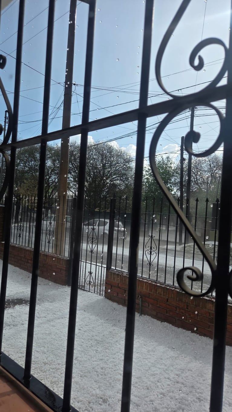 Un “manto de nieve”: así quedaron las calles de Argüello tras la tremenda caída de granizo