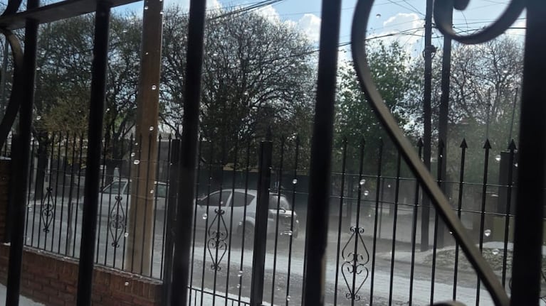 Un “manto de nieve”: así quedaron las calles de Argüello tras la tremenda caída de granizo