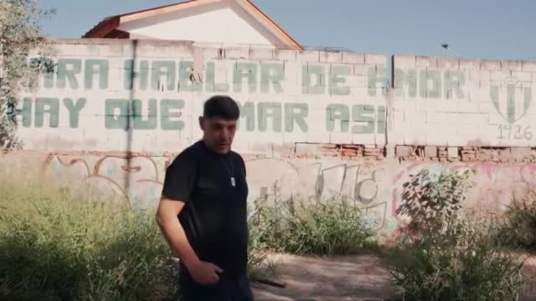 Marcos Bainotti revivió un clásico megatrackero desde un mural de Bella Vista