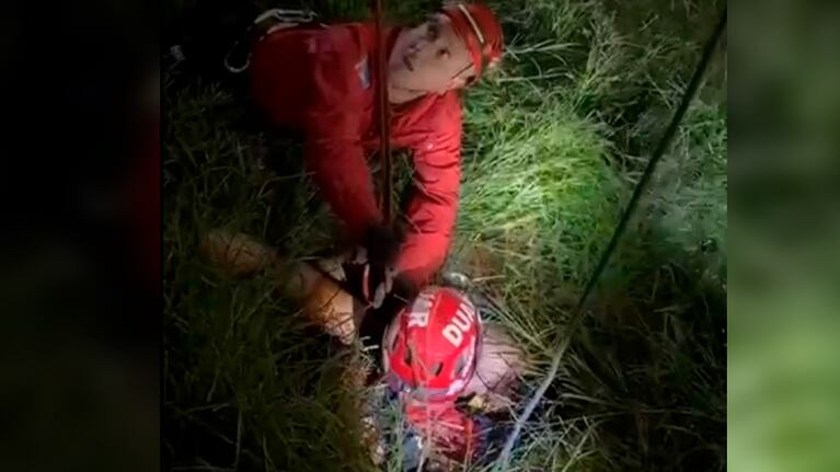 Video: el heroico rescate de un hombre y su perro tras caer a un pozo negro en Alta Córdoba