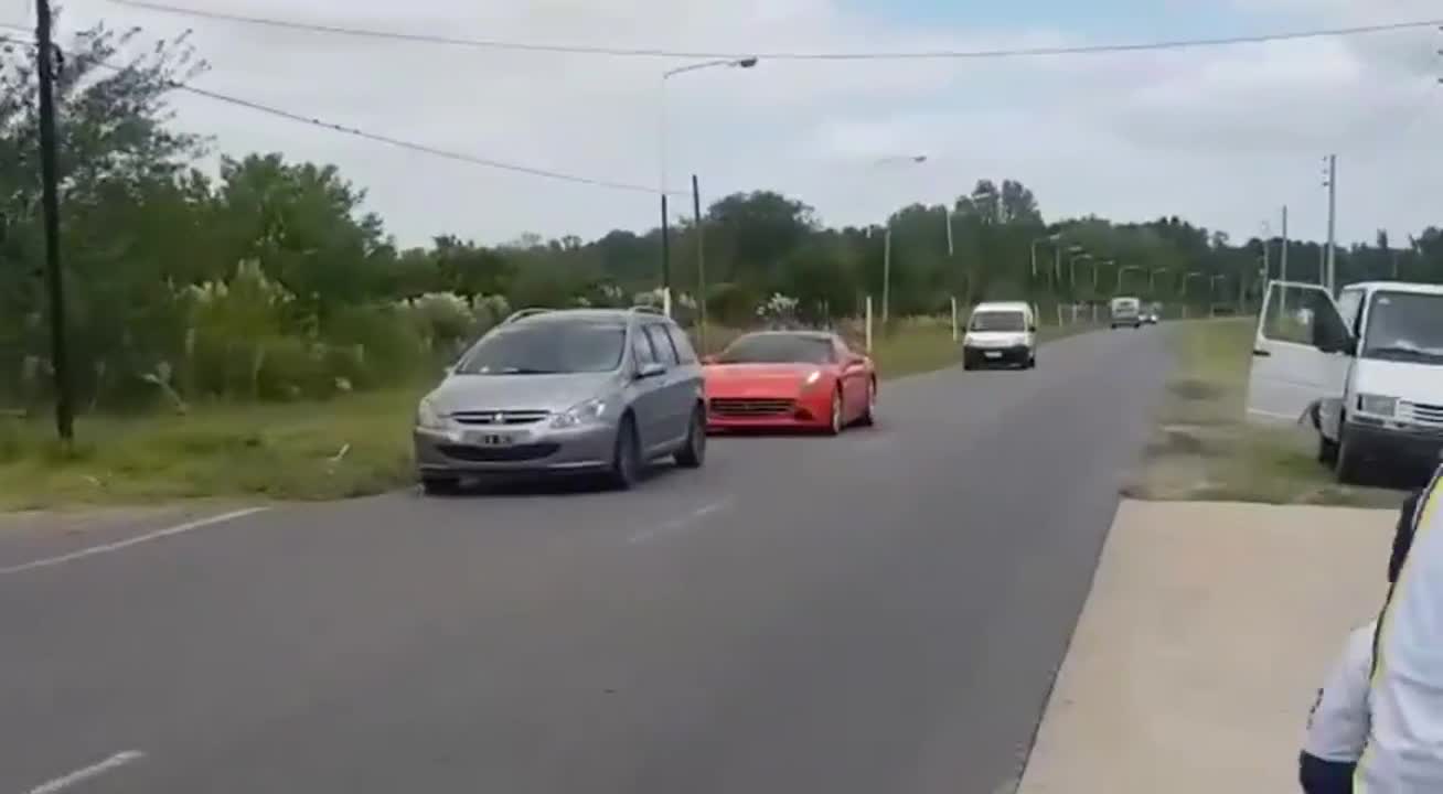 Carlos Tevez y su Ferrari California T