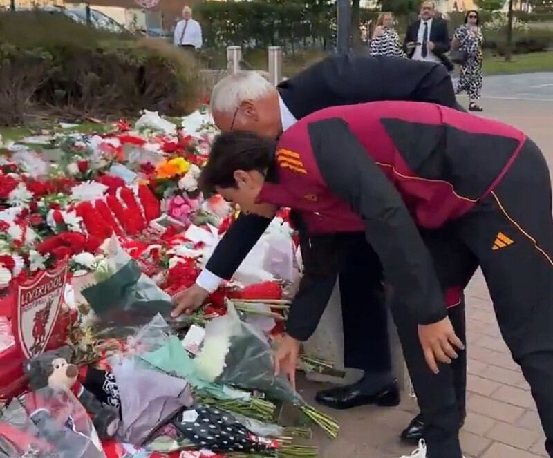 La emotiva visita de Paulo Dybala al santuario en homenaje a Diogo Jota