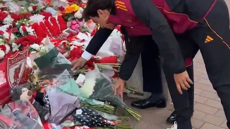 La emotiva visita de Paulo Dybala al santuario en homenaje a Diogo Jota