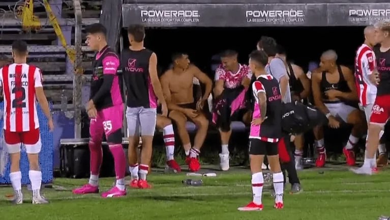 Increíble: hinchas de Instituto le robaron la ropa a jugadores en pleno amistoso en Uruguay