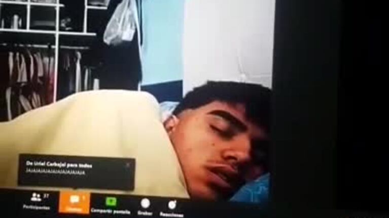 Un alumno se acostó a dormir en plena clase virtual
