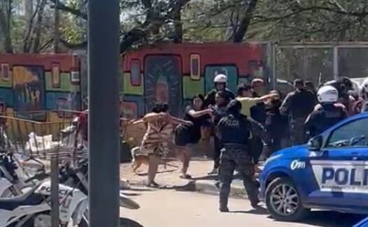 Padres de alumnos se pelearon en la puerta del colegio