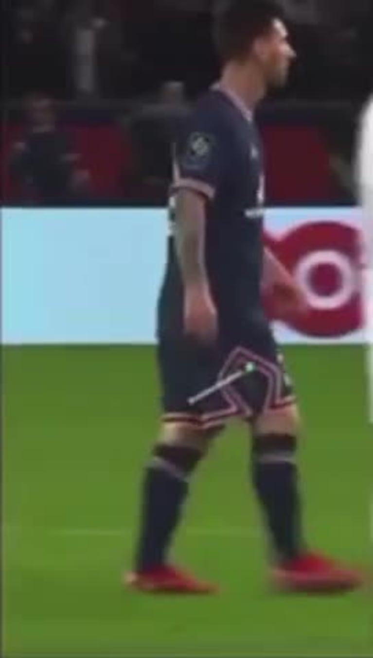 Una cámara capturó a Messi y sus gestos de dolor de rodilla