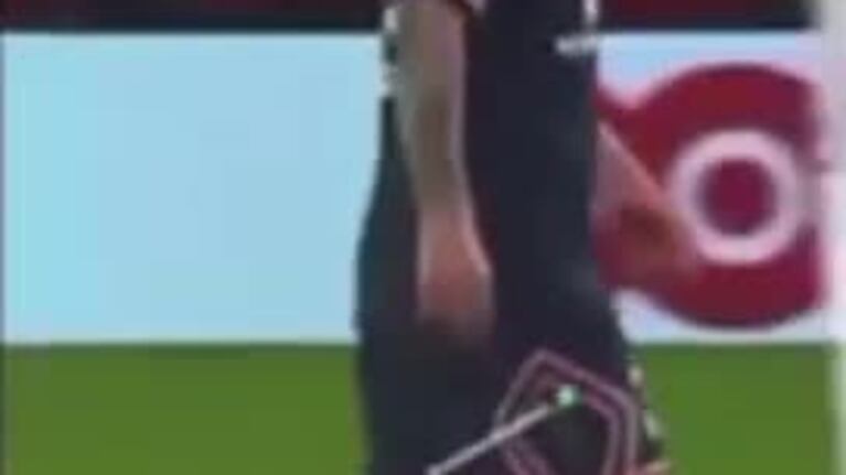 Una cámara capturó a Messi y sus gestos de dolor de rodilla