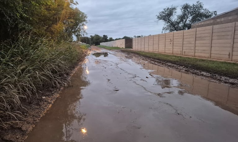 El reclamo de vecinos aislados por el pantano que bloquea la calle principal del barrio: “Sin solución”