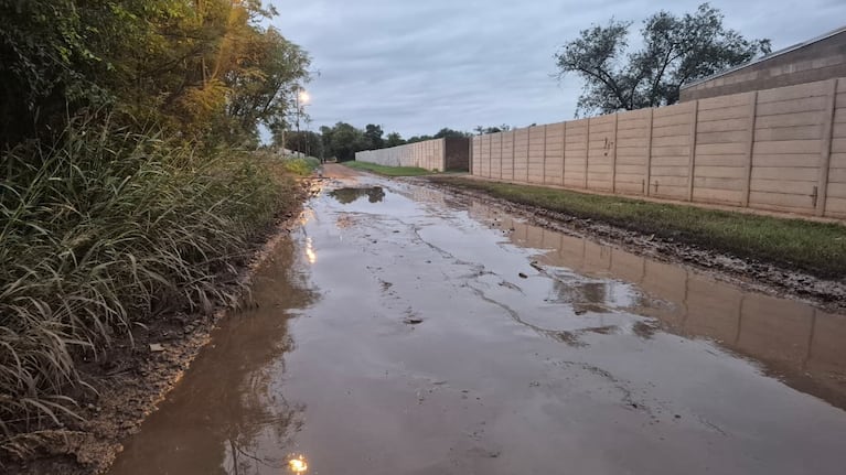 El reclamo de vecinos aislados por el pantano que bloquea la calle principal del barrio: “Sin solución”