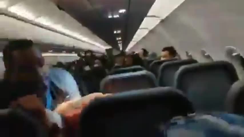 Estaba ebrio y lo ataron con cinta en pleno vuelo